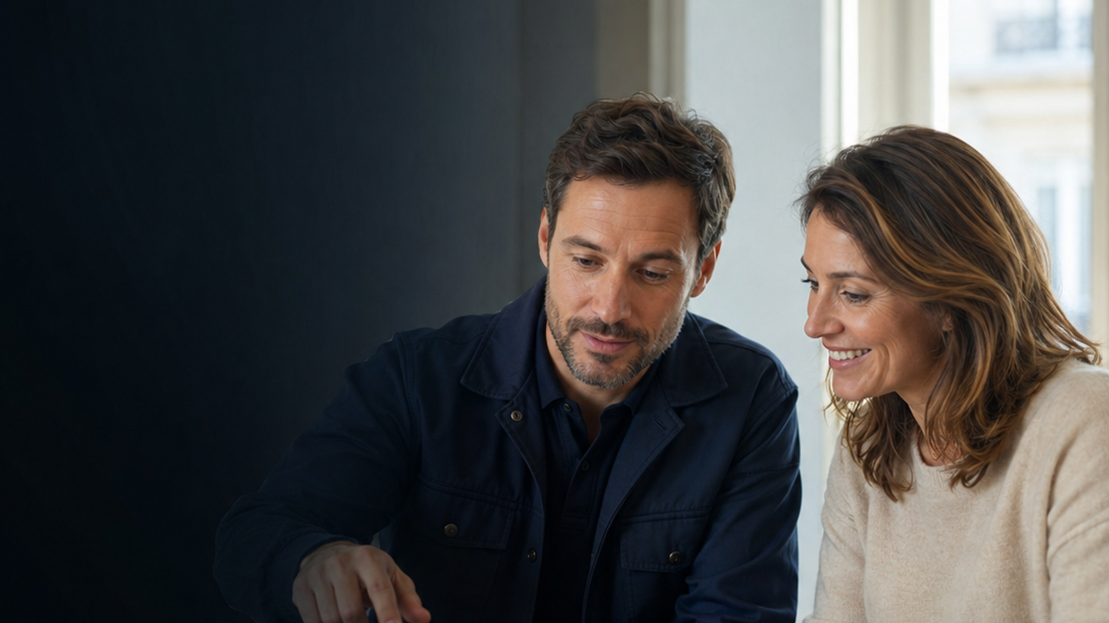 Propriétaire utilisant le simulateur JUSTDIAG avec un diagnostiqueur immobilier à Montreuil